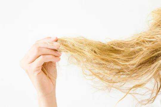 10 способов восстановить волосы после неудачного окрашивания Неудачная покраска бьёт по здоровью шевелюры Чем агрессивнее состав средства, тем серьёзнее последствия