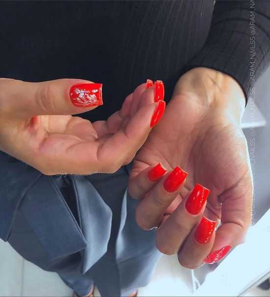 Красный дизайн ногтей 2021-2022: фото модного и стильного маникюра