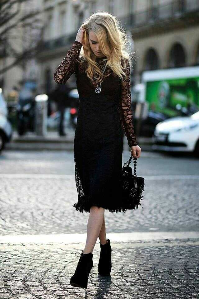 Платье черное с цветами с чем носить