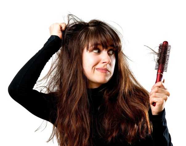 Как правильно сушить и расчесывать волосы, и какие средства наносить, если у вас сухие пушащиеся пряди,  отвечают стилисты и трихологи