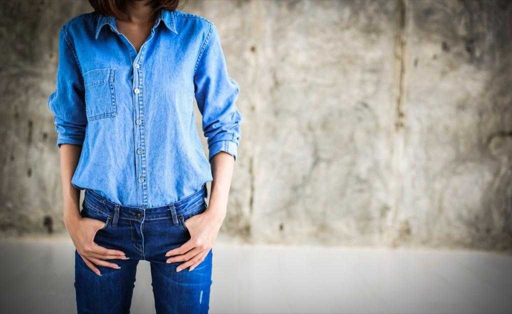 С чем носить женскую джинсовую рубашку (51 фото)