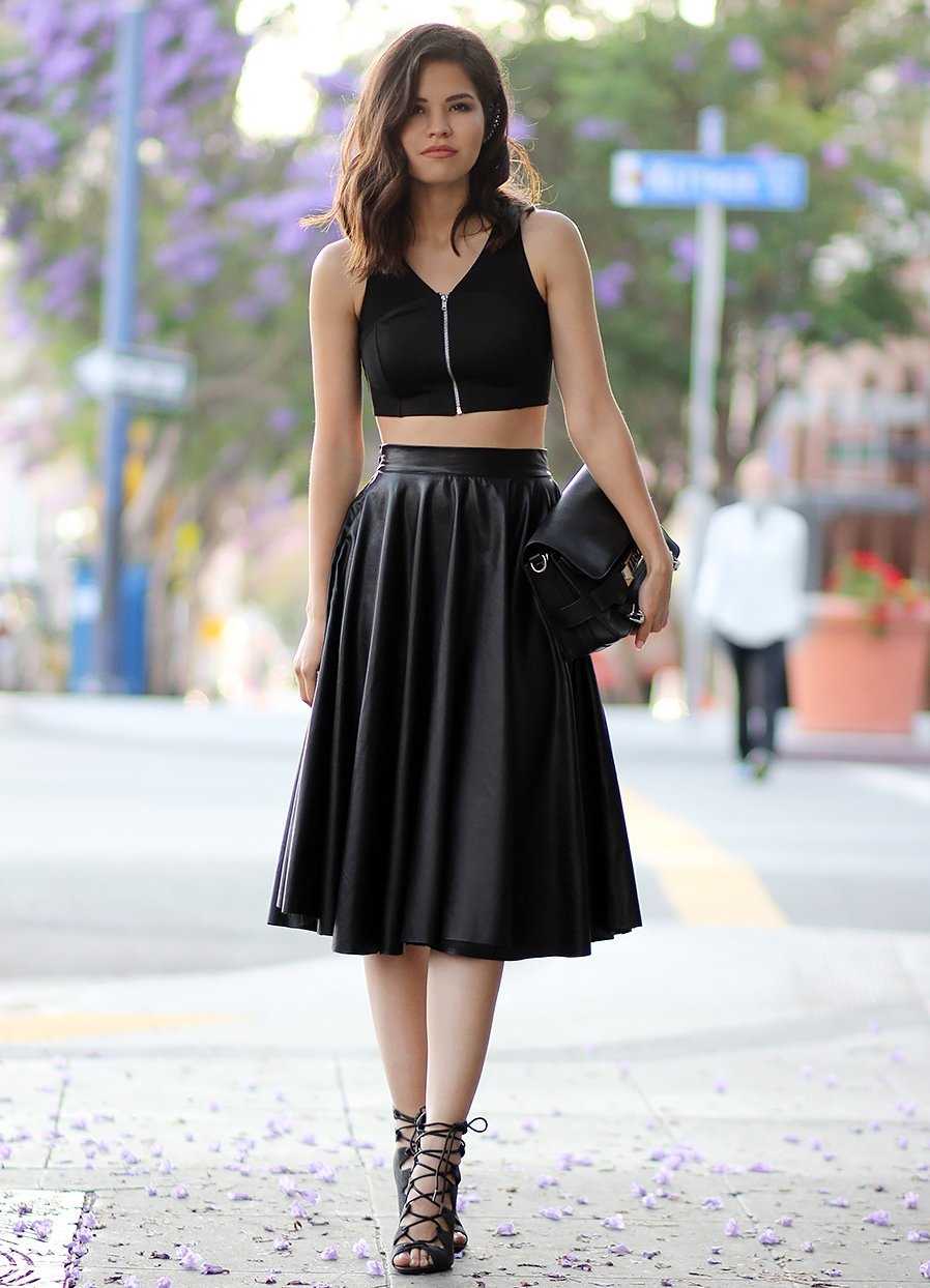 Черная юбка из экокожи с чем носить