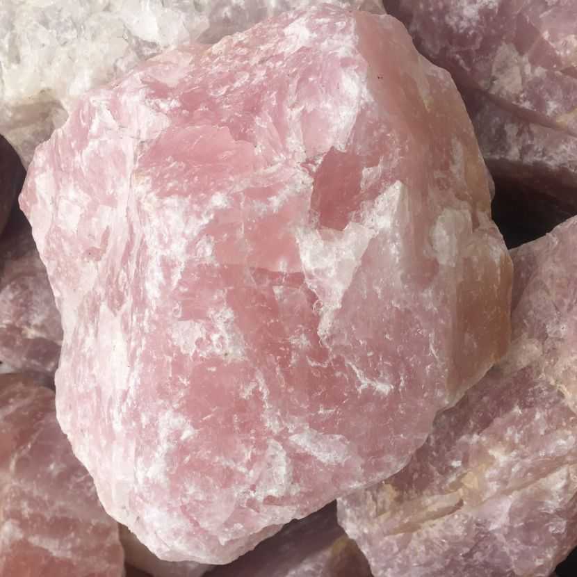 Розово белый камень. Самородок розового кварца. Розовый кварц Урал. Мадагаскарский розовый кварц. Розовый кварц камень.