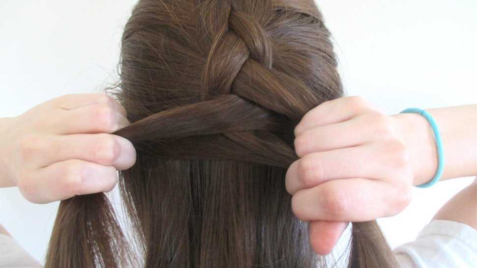 Косы с резинками: схема плетения. прически с косами на средние волосы :: syl.ru