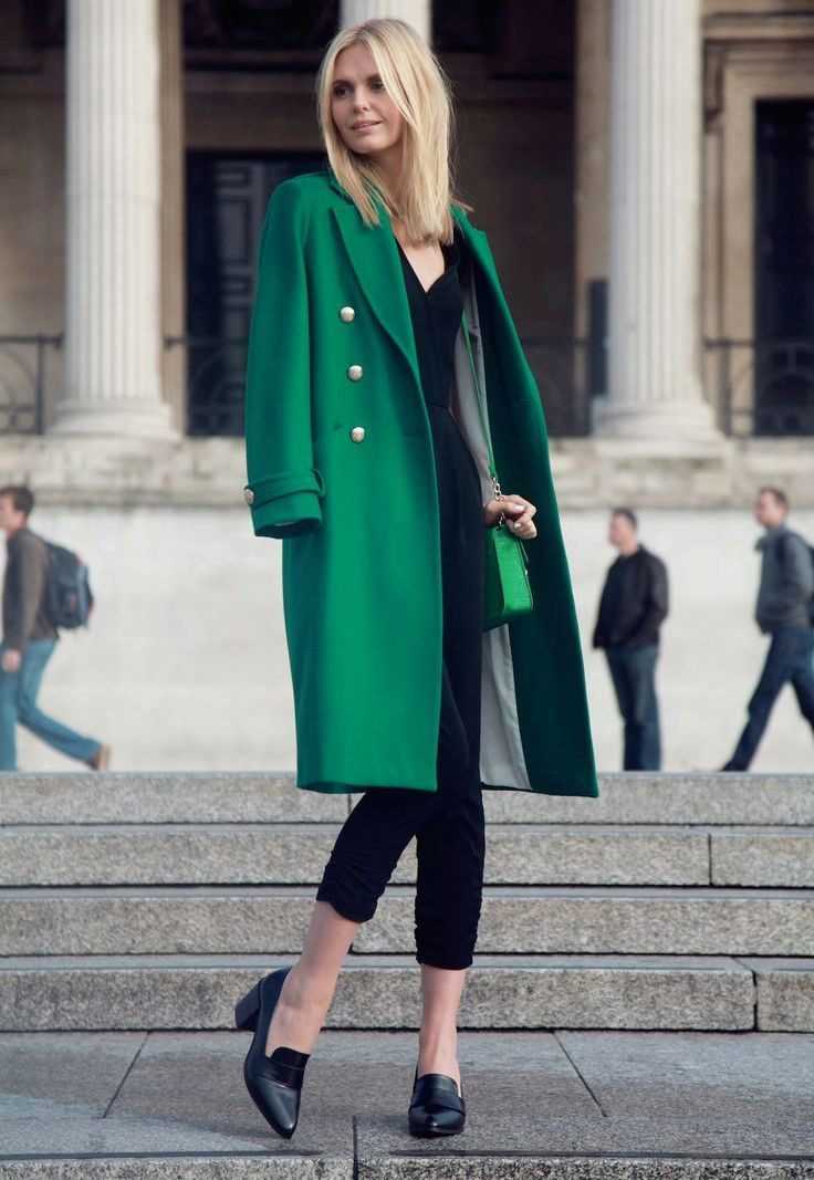 С чем носить зеленое пальто, как подобрать шарф, шапку, обувь, сочетать с джинсами, брюками, юбкой, платьем Лучшие фотообразы