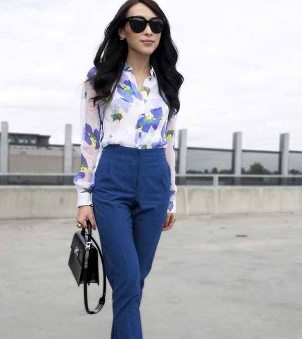 Белая рубашка и синие брюки женские