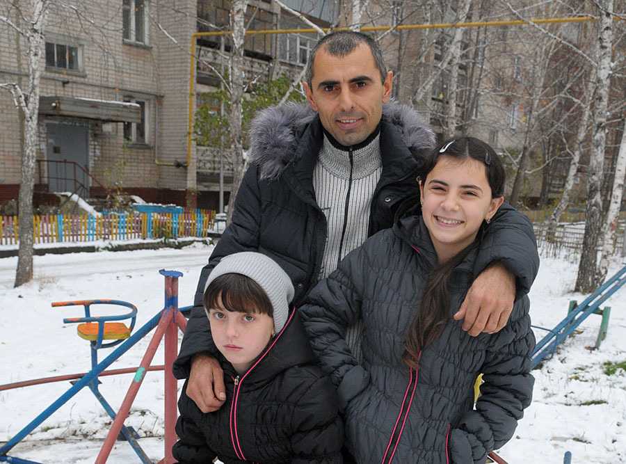 «у меня три отца»: как живут девочки, которых перепутали в роддоме 22 года назад — рт на русском