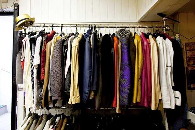 Куда сдать старую одежду: разные способы и идея для бизнеса