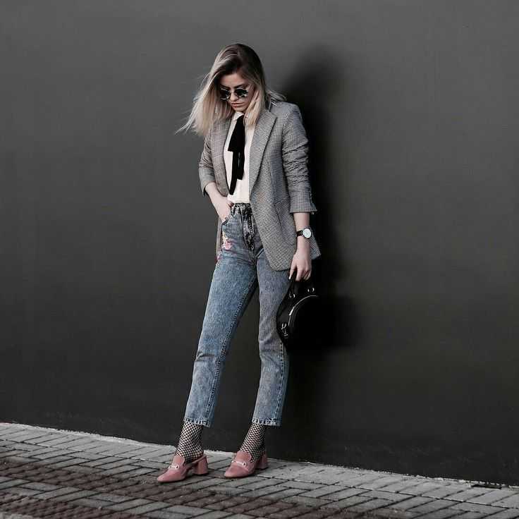 С чем носить серые джинсы (светлые, темные) - фото 2021 - шкатулка красоты
