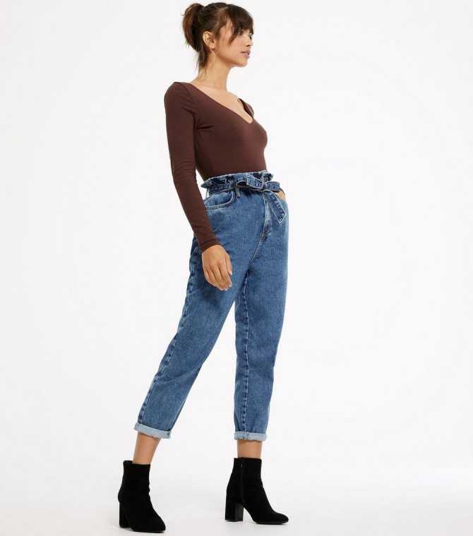 Модные и яркие женские джинсы 2021 года