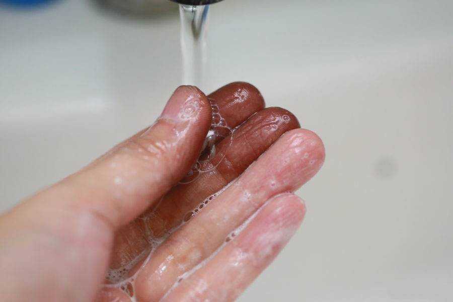 Чем отмыть краску для волос с кожи лица и рук: женские лайфхаки