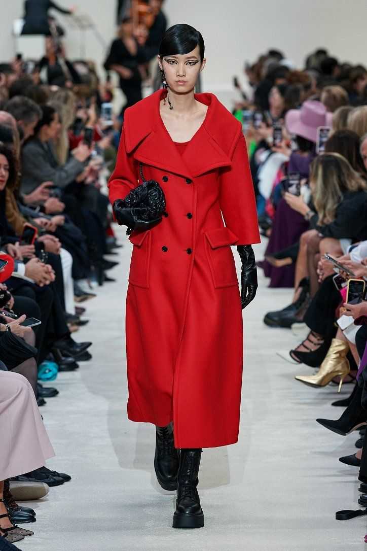 Модный базовый гардероб на осень 2022 года: стильные образы, основные тренды с фото