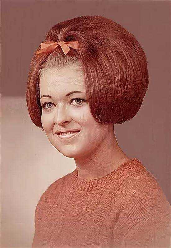 Самые популярные прически в стиле ретро 60х годов строгий «улей, пышная «бабетта», собранные  распущенные волосы, гладкость или завитки