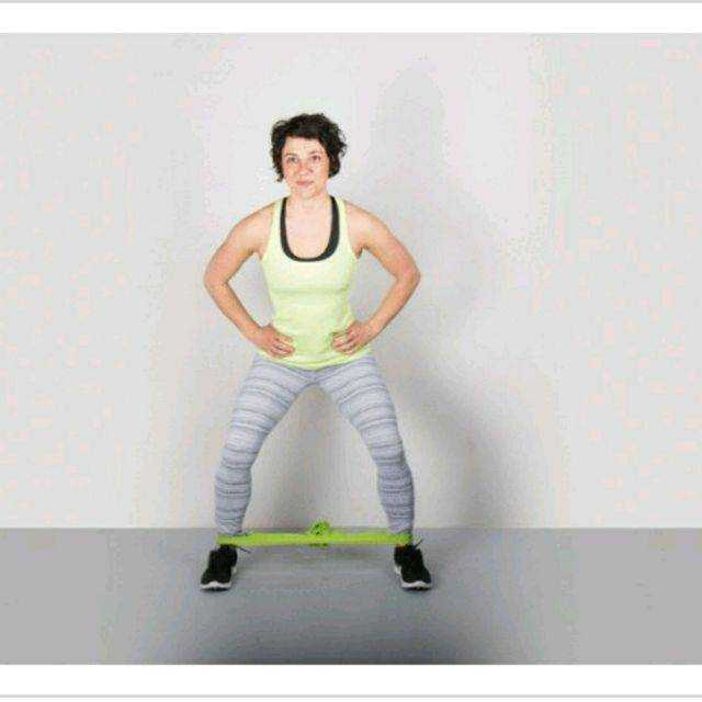 Упражнения с эластичной лентой - 20 лучших для спины, рук, ног и пресса