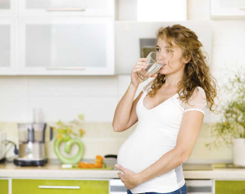 Акушергинеколог Татьяна Румянцева рассказала, какого режима питания придерживаться в первом триместре беременности, и объяснила, что делать, если токсикоз случился в конце срока