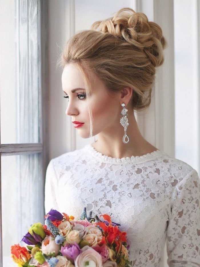 Свадебные прически на короткие волосы ни в чем не уступают укладку на длинную шевелюру Красивые и модные прически на свадьбу с фатой, диадемами и ободками