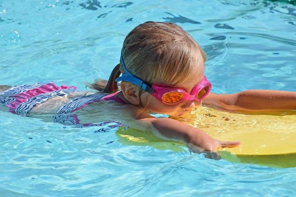 Мой ребенок занимается плаванием. стоимость занятий, нагрузки и влияние на здоровье - стиль жизни  | weproject