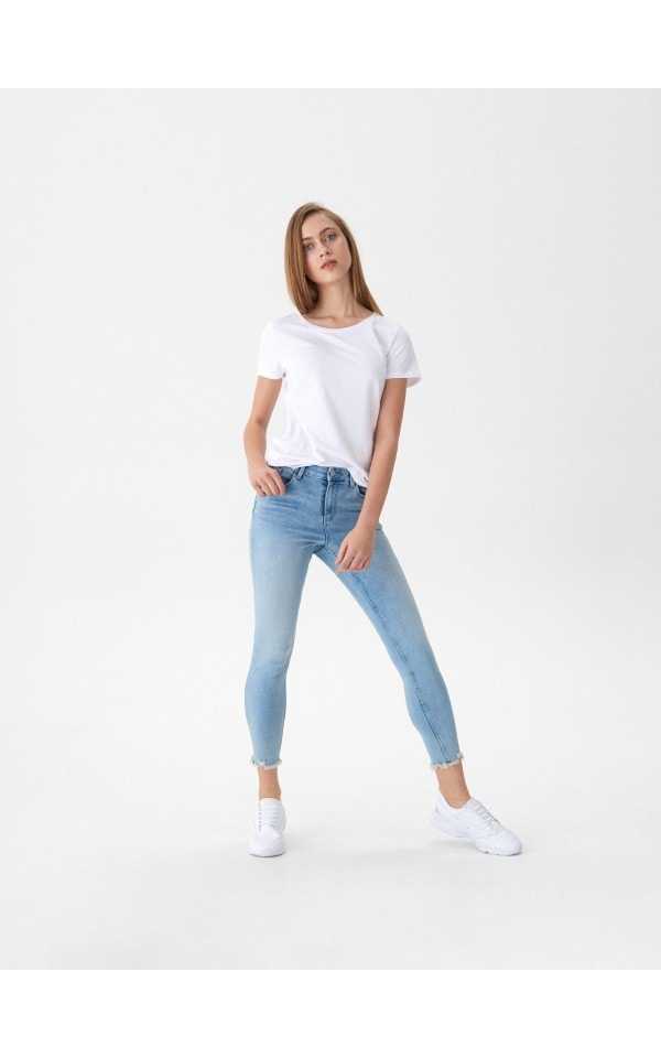Лучшие джинсы 2021-2022 года, фото, модели, новинки, тенденции