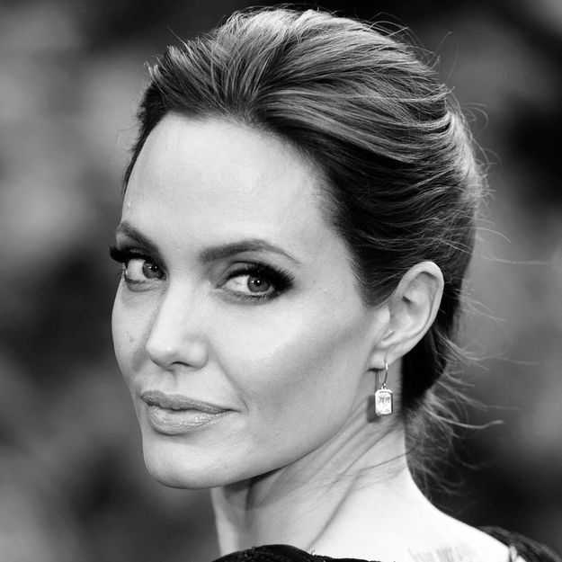 Анджелина Джоли умеет быть разной В начале карьеры она с удовольствием носила кожаные штаны и красила волосы в черный цвет Через несколько лет актриса сменила образ расхитительницы гробниц на элегантные платья и шпильки После премии Оскар в 2004м о ней за