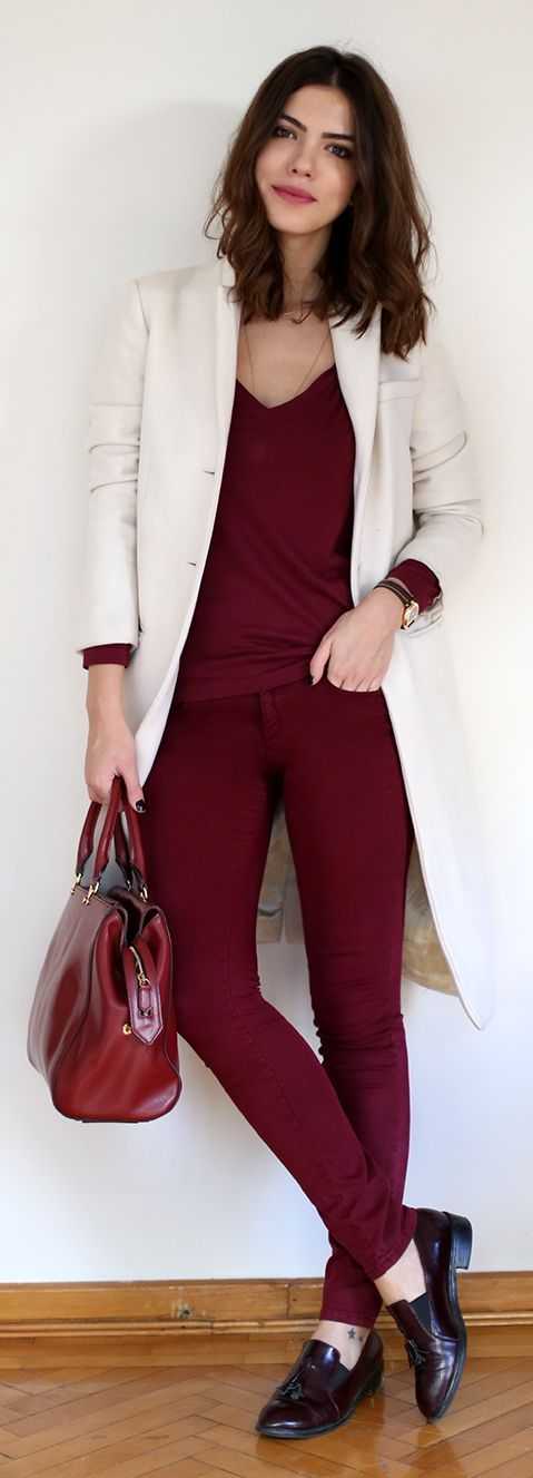 С чем одеть бордовые джинсы женские. бордовые брюки с чем носить: выбираем стильный образ. особенности бордовых брюк