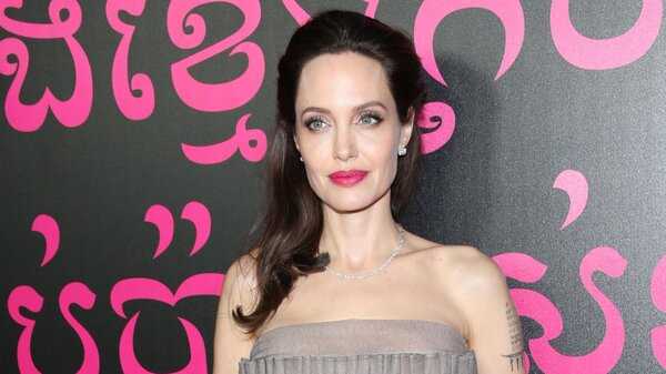 Рассматриваем лучшие стритстайл образы Анджелины Джоли и обсуждаем ключевые моменты ее стиля
