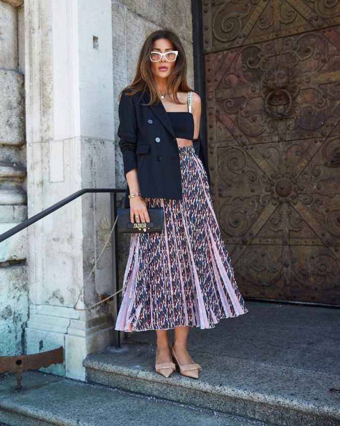 С чем носить юбку плиссе: учимся на примере модных блогеров