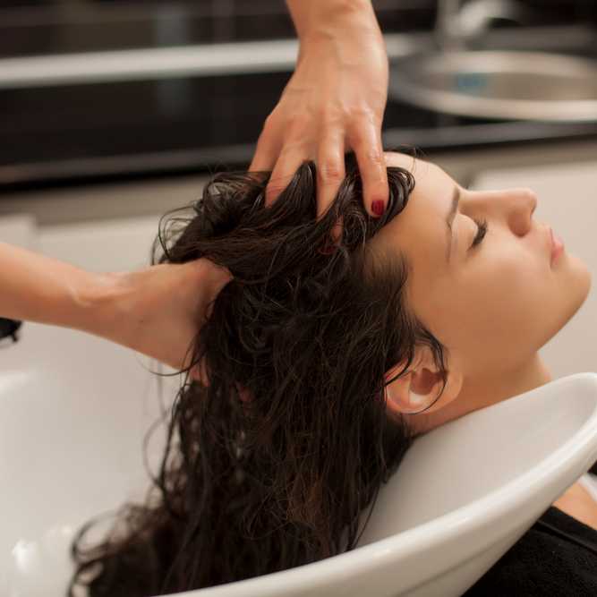 Как защитить волосы осенью: 7 проверенных способов