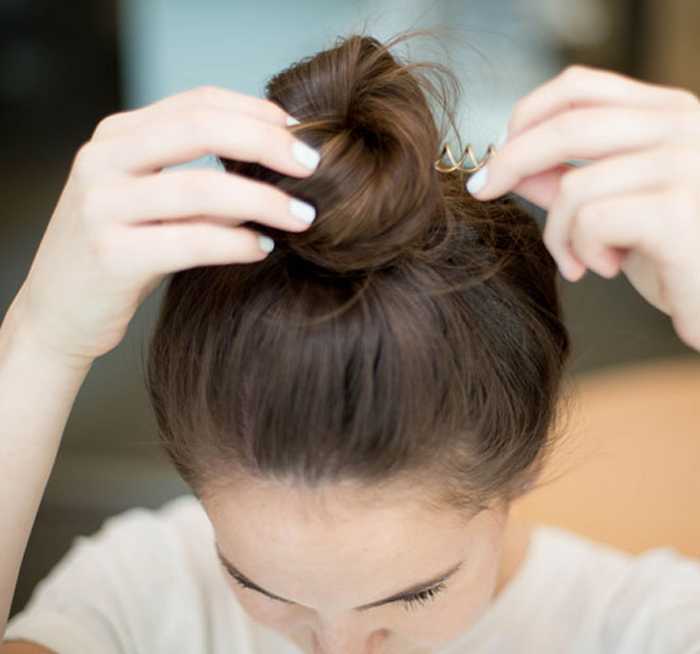 Как правильно заправлять волосы в резинку для головы