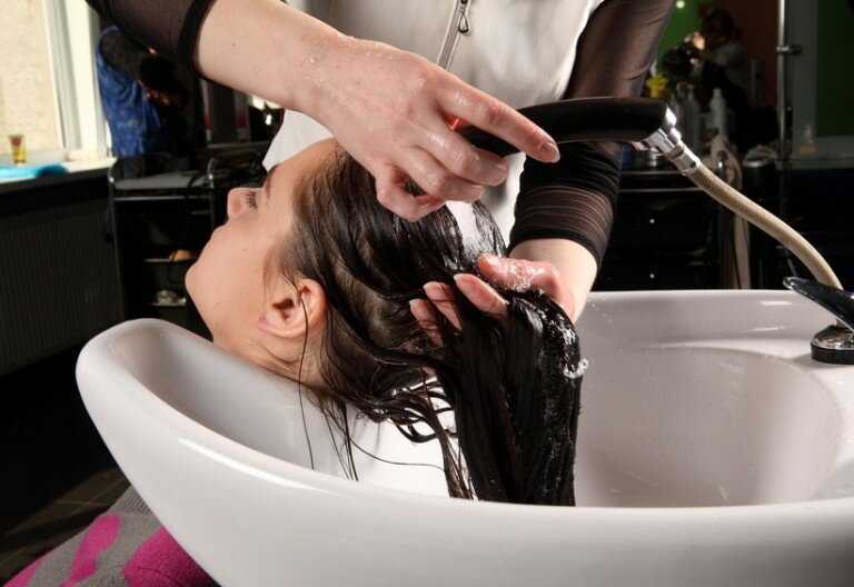 Процедуры мытья. Мытье головы. Мытье волос в парикмахерской. Мытье головы в салоне красоты. Смывание краски с волос в парикмахерской.