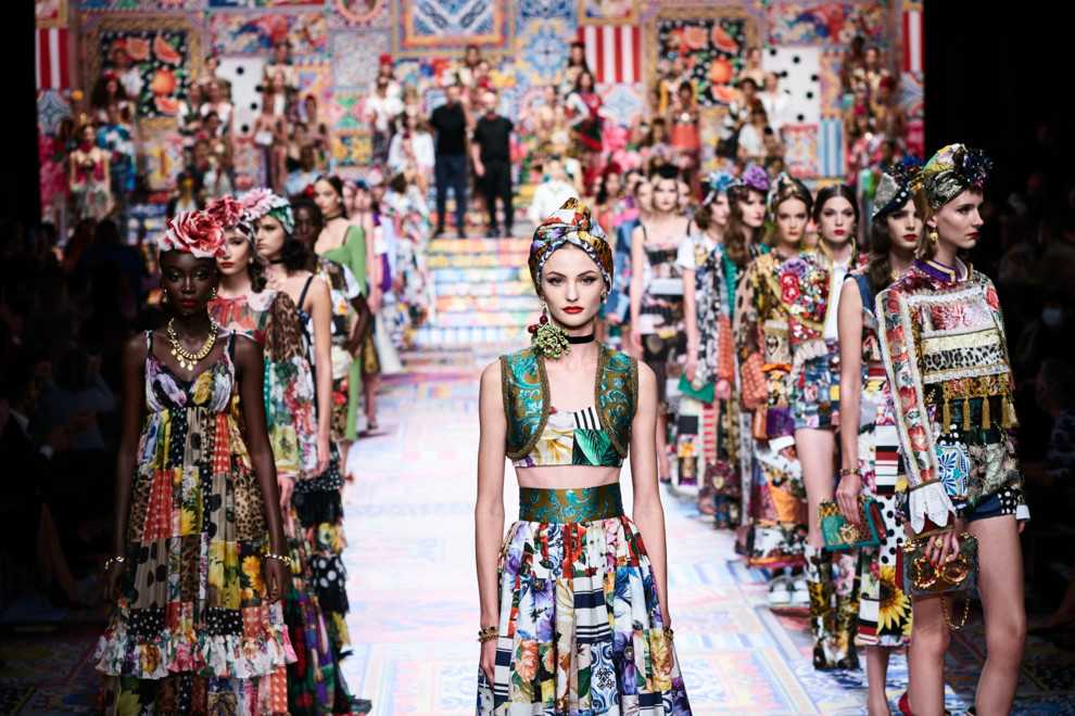 Темой новой весеннелетней коллекции Dolce & Gabbana стали джунгли Среди огромных пальм по леопардовому подиуму дефилировали модели в длинных струящихся платьях, костюмах в стиле сафари и шелковых блузах