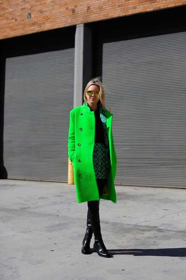 С чем носить зеленое пальто: модные советы с фото