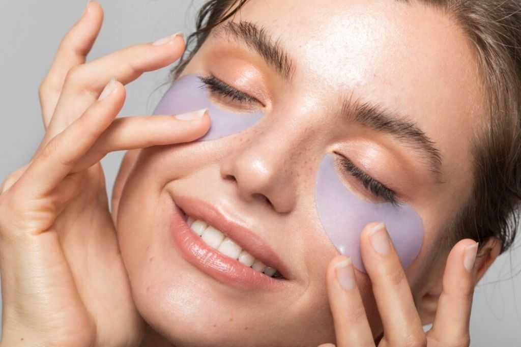 Правильный  домашний уход за кожей вокруг глаз: правила, особенности и этапы, лучшие средства и массажеры