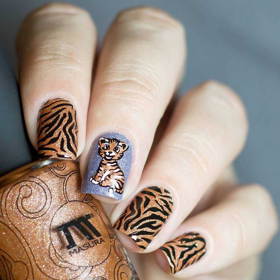 Тигровые ногти дизайн. Тигриный маникюр 2022. Тигровые ногти. Маникюр с тигром. Маникюр с тигровым принтом.