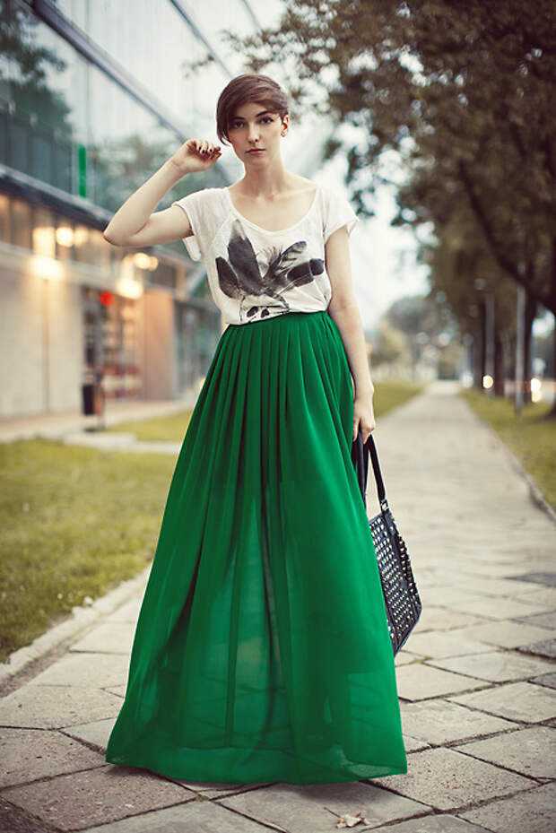 Рассказываем о том, с чем носить зеленую юбку, какую обувь подобрать под зеленую юбку, с чем носить зеленую юбку разных фасонов  юбкукарандаш, пышную и плиссе